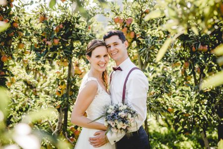 Brautpaarshooting in der Apfelplantage in Friedrichshafen
